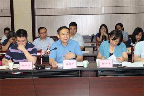 规划局局长郭维宁主持会议市房协徐建花秘书长与特邀房地产企业负责人